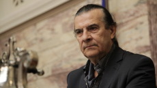 Ο βουλευτής και ποιητής των αιδοίων, Τάσος Κουράκης, ξαναχτυπά με τον «έρωτα στα σκέλια της»