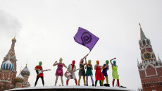 Ρωσία: Η επικεφαλής των Pussy Riot «απέδρασε» μεταμφιεσμένη από τη χώρα  