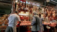 Πάσχα: Επί ποδός οι κρεοπώλες για τις παραγγελίες του εορταστικού τραπεζιού - Η τιμή του αρνιού λίγο πριν το Πάσχα