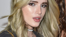 Η Μπέλα Θορν σε γυμνές αγκαλιές με μια φίλη της