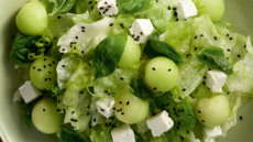 Σαλάτα με πεπόνι, φέτα και βασιλικό