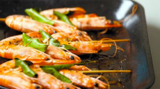 Γαρίδες ψητές με λεμονόφυλλα