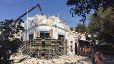 Γκρεμίζεται το κλαμπ στην Κω όπου πέθαναν οι δύο τουρίστες τη νύχτα του σεισμού