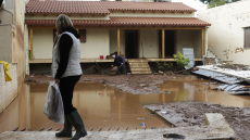 Μετράμε νεκρούς από τη θεομηνία στην Αττική, αλλά μετράμε και 1.557.000 ευρώ στα κόμματα