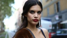 Φωτογραφίες: Η Σάρα Σαμπάιο... τρολάρει το προκλητικό της ντύσιμο