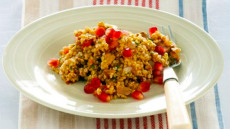 Σαλάτα με πλιγούρι, καρύδια και ρόδι