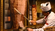 «Δεν θα το ξαναέτρωγα» - Βρετανοί «επαναστατούν» μόλις δουν πώς φτιάχνονται τα ντονέρ