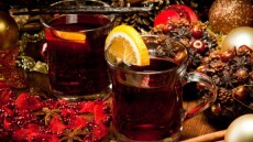 Ζεστό αρωματικό κρασί: Το ποτό των Χριστουγέννων