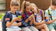 Όχι smartphone πριν από τα 13 έτη, συστήνει η αρχή Δημόσιας Υγείας στην Σουηδία
