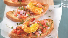 Μπρουσκέτες με γαρίδες και σάλτσα ντομάτας