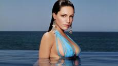 Κέλι Μπρούκ: Φωτογραφίζεται με σέξι μπικίνι και καλεί τις γυναίκες να αγκαλιάσουν τις καμπύλες τους 