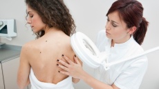 Μελάνωμα του δέρματος: Το πρώτο τεστ που εντοπίζει όσους δεν κινδυνεύουν με μετάσταση του καρκίνου