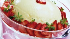 Μους γιαουρτιού με φράουλες