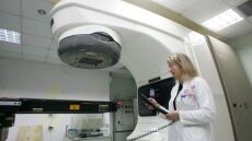 Απίστευτη ταλαιπωρία για τους ογκολογικούς ασθενείς: Γιατί δεν μπορούν να κάνουν ακτινοθεραπείες στο ΕΣΥ