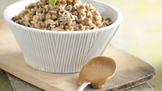 Πικάντικο φακόρυζο με σάλτσα από ταχίνι