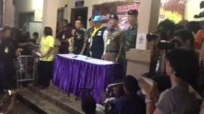 Βίντεο: Ο κυβερνήτης ανακοινώνει ότι τα παιδιά στην Ταϊλάνδη σώθηκαν και όλοι ξεσπούν σε χειροκροτήματα