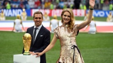 Ναταλία Βοντιάνοβα: Η Ρωσίδα καλλονή με το χρυσό μίνι φόρεμα έκλεψε την παράσταση