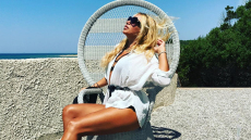 Γωγώ Μαστροκώστα: «Κρατούσα το μωρό μου και κλαίγοντας σκεφτόμουν αν θα τη δω να μεγαλώνει»