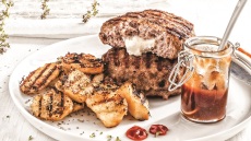 Μπιφτέκια γεμιστά με κασέρι, πατάτες ψητές και σπιτική κέτσαπ