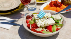 Φαγητό στις διακοπές: Η λίστα που θα σας γλυτώσει από τις κακοτοπιές