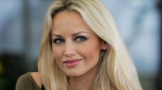 Η Adriana Sklenarikova φωτογραφίζεται με την κορούλα της 