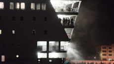 Δείτε βίντεο: Στον Πειραιά το Ελ.Βενιζέλος - Ολοκληρώνεται  η αποβίβαση των 875 επιβατών