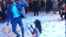 «Έβρεξε» δολάρια στον γάμο του μπασκετμπολίστα Κώστα Κουφού