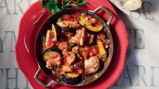 Κοκκινιστές αρνίσιες μπουκίτσες με μελιτζάνες