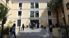 Ελεύθερος μέχρι τη δίκη ο σύζυγος παρουσιάστριας που κατηγορείται για ενδοοικογενειακή βία, δεν μπορεί να επιστρέψει στο σπίτι τους
