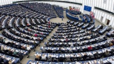 Ενός λεπτού σιγή για τα θύματα στο Μάτι και τη Γένοβα τήρησε το Ευρωκοινοβούλιο