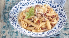 Καρμπονάρα με λιαστή ντομάτα