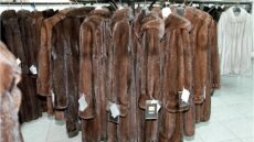 Ενθουσιασμένες οι Νοτιοκορεάτισσες με τις γούνες Καστοριάς