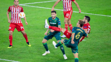 Europa League, Ολυμπιακός-Μπέτις 0-0: Άντεξε με 10, μπορούσε και τη νίκη