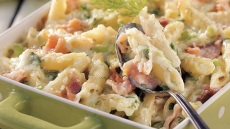 Σουφλέ με πέννες, σολομό και μπεσαμέλ με γραβιέρα Κρήτης