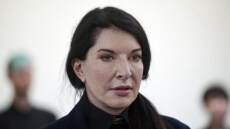 Η performance artist Μαρίνα Αμπράμοβιτς δέχτηκε επίθεση με το... πορτραίτο της στη Φλωρεντία!