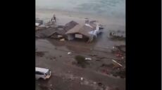 Βίντεο: Τσουνάμι «καταπίνει» σπίτια στην Ινδονησία μετά τα 7,5 Ρίχτερ