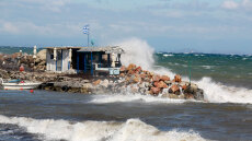 «Ξενοφών» - «Ζορμπάς» σαρώνουν τη χώρα: Κλειστά σχολεία, πεσμένα δέντρα στους δρόμους και διακοπές ρεύματος