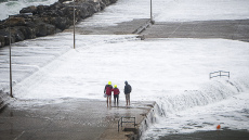 Εντυπωσιακές εικόνες: Ο «Ζορμπάς»  έβγαλε τη θάλασσα στη στεριά στη Σκόπελο