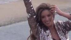 Η Αθηνά Οικονομάκου με μεταλλικό λεοπάρ κοστούμι στο pre-wedding party της στην Μύκονο