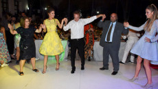 Δείτε το φωτογραφικό άλμπουμ από τον «big fat greek wedding» της Μαρίας Μενούνος 