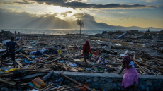 Τσουνάμι στην Ινδονησία: Σχεδόν 2.000 οι νεκροί, πάνω από 5.000 οι αγνοούμενοι!