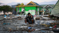 Νέο βίντεο-σοκ από το τσουνάμι των χιλιάδων νεκρών στην Ινδονησία