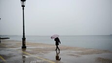 Με τοπικές βροχές ο καιρός το Σαββατοκύριακο - Πτώση θερμοκρασίας και χιόνια στα ορεινά από Δευτέρα