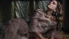 Ευγενία Νιάρχου: Φωτογραφήθηκε με το περιδέραιο της Μαρίας Αντουανέτας στη Vogue