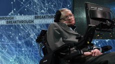 Στο «σφυρί» ο κόσμος του Στίβεν Χόκινγκ: Από το αντίγραφο της διατριβής του μέχρι το αναπηρικό αμαξίδιό του