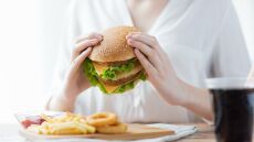 Το φρούτο που σού δίνει άλλοθι να τρως ό,τι λιπαρό γεύμα θέλεις