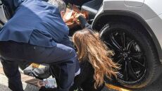 Η τούμπα της Ελ Μακφέρσον -Σωριάστηκε στο έδαφος πριν μπει στο αυτοκίνητο