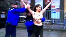 Γυμνόστηθες διαδηλώτριες «επιτέθηκαν» στην αυτοκινητοπομπή του Τραμπ στο Παρίσι - Δείτε βίντεο