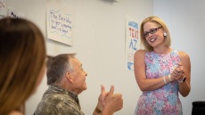  Κίρστεν Σίνεμα: Η πρώτη δηλωμένη bisexual Γερουσιαστής στην Ιστορία των ΗΠΑ