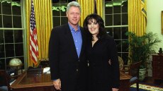 Η Μόνικα Λεβίνσκι εξομολογείται τι συνέβη με τον Μπιλ Κλίντον την περίφημη «νύχτα του λεκέ» στο Οβάλ Γραφείο